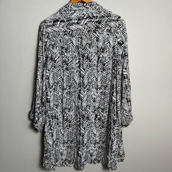 Blue Sky Black + White Abstract Geometric Tribal Long Sleeve V-Neck Blouse‎ 1X - Picture 6 of 13
